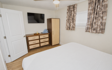 One Bedroom Poolside (renovated)