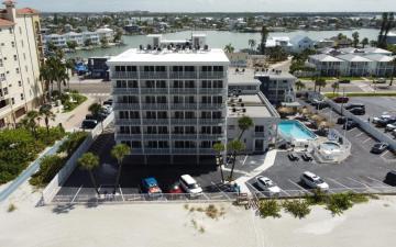 Commodore Beach Club Exterior