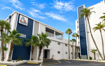 Commodore Beach Club Exterior